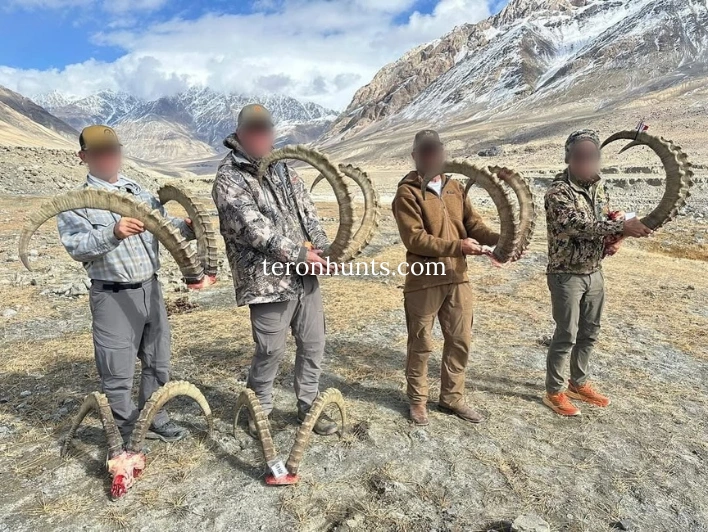 Hunter taking picture with his hunted mid-asian ibex in Tajikistan, example of successful client of Teron who went mid-asian ibex hunting in Tajikistan